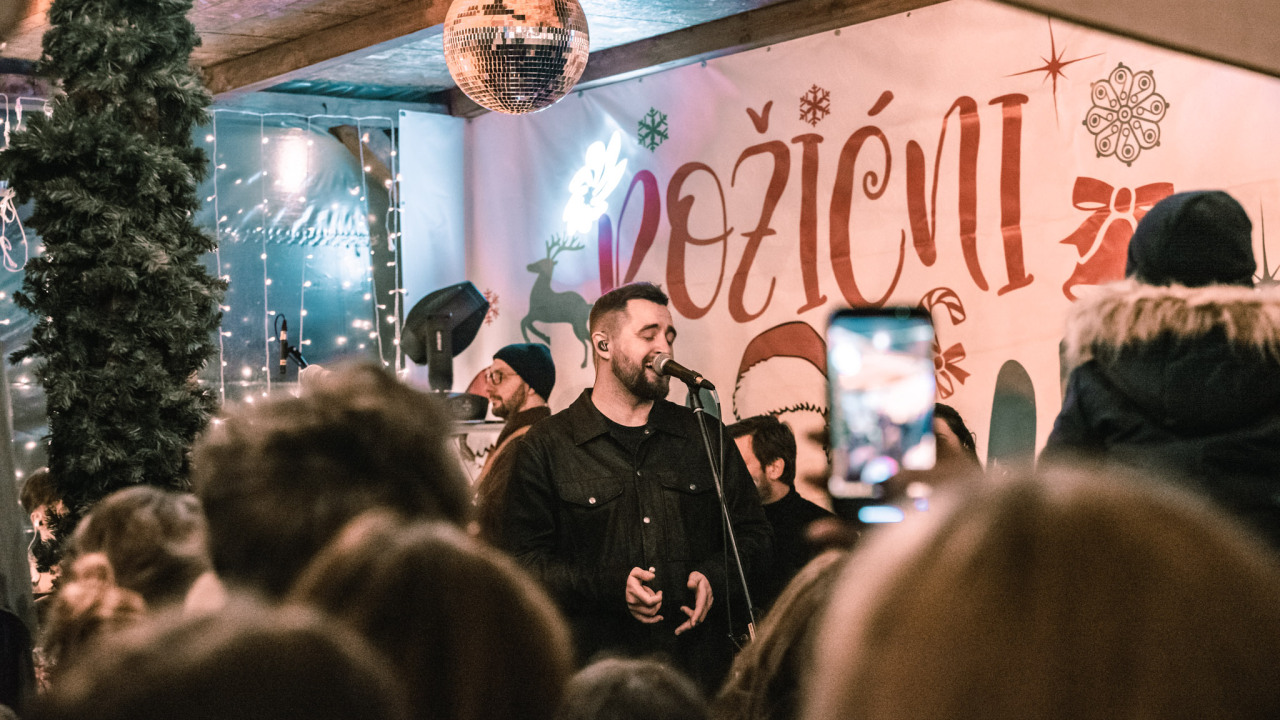 Matija Cvek oduševio šibensku publiku, provjerite koji vas još koncerti očekuju na Božićnom Šušuru!