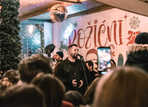 Matija Cvek oduševio šibensku publiku, provjerite koji vas još koncerti očekuju na Božićnom Šušuru!