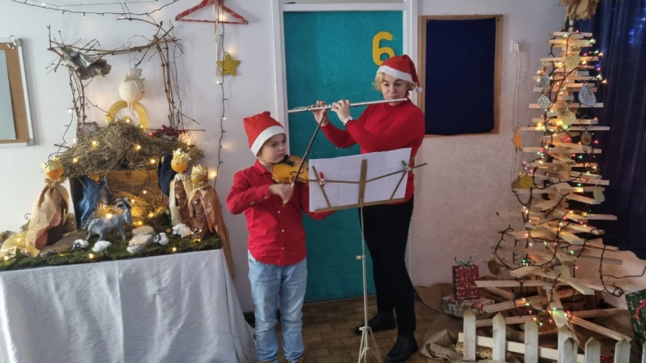 Mama Ruža i sin Andrija svojim nastupom razveselili vodičke mališane