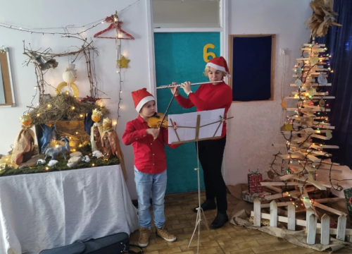 Mama Ruža i sin Andrija svojim nastupom razveselili vodičke mališane