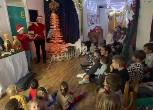 Fotografija 2 - Mama Ruža i sin Andrija svojim nastupom razveselili vodičke mališane