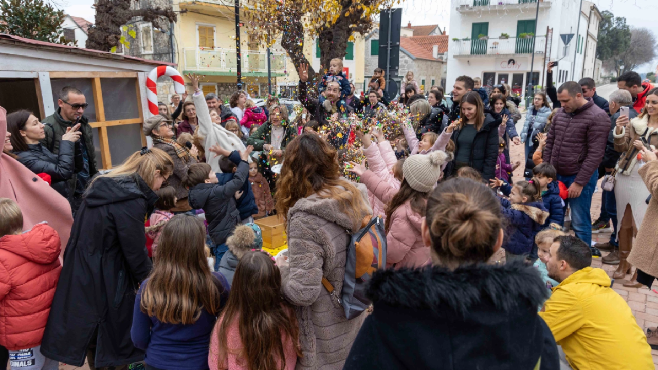Uz vatromet, šampanjac, roštilj i tortu Vodičani dočekali Novu godinu