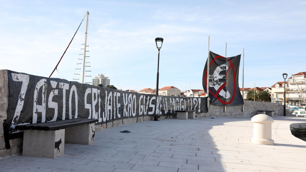 U Vodicama se pojavili transparenti protiv uvođenja eura