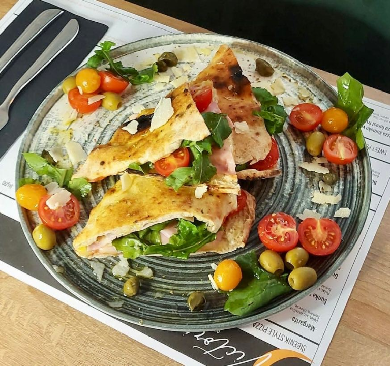 Znate li što je panuozzo sendvič? Ovaj gurmanski hit isprobajte u pizzeriji Victoria!