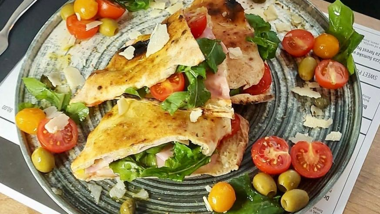 Znate li što je panuozzo sendvič? Ovaj gurmanski hit isprobajte u pizzeriji Victoria!
