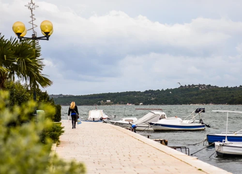 Povremena kiša i jako jugo