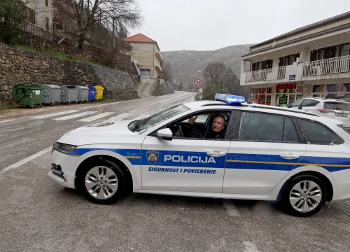 Policija napisala 32 kazne zbog vožnje kroz mećavu bez zimske opreme, 18 zbog nepoštivanja znakova