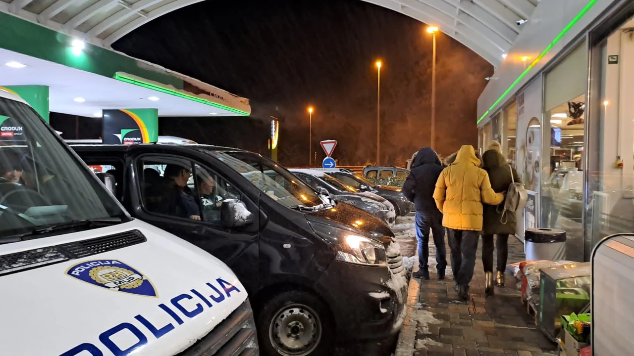 I dalje zatvorene ceste između unutrašnjosti i juga zemlje, ljudi spavali u automobilima