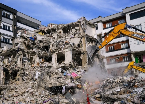Iz zgrade koja se srušila nakon niza potresa spasioci izvukli nekoliko ozlijeđenih