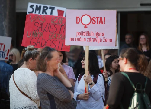 Dosta!: Vlada tvrdi da su dostupni prekidi trudnoće nakon 22. tjedna