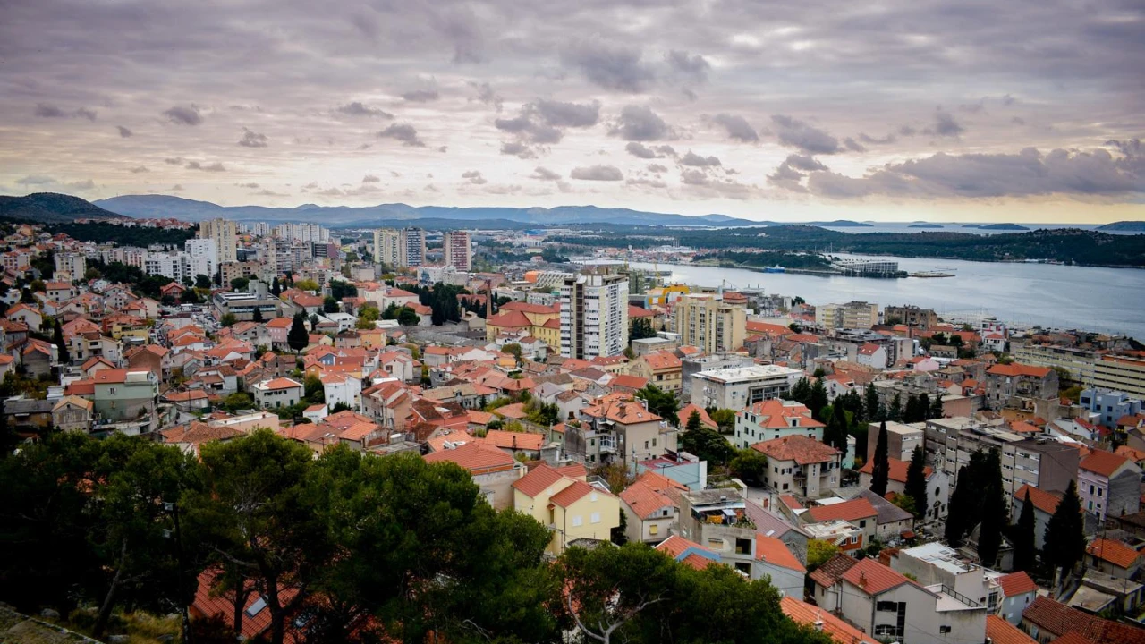 Djelomice sunčano uz jako jugo, poslijepodne kiša