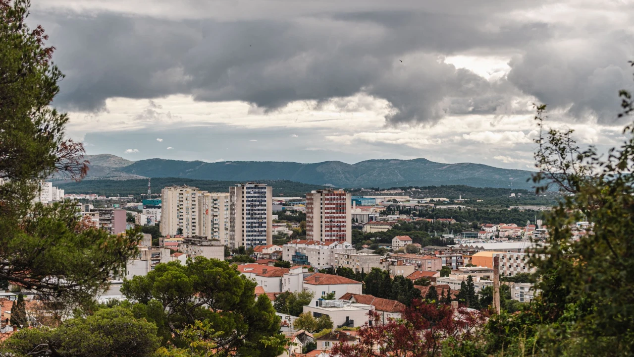 Pljuskovi s grmljavinom, jaka bura