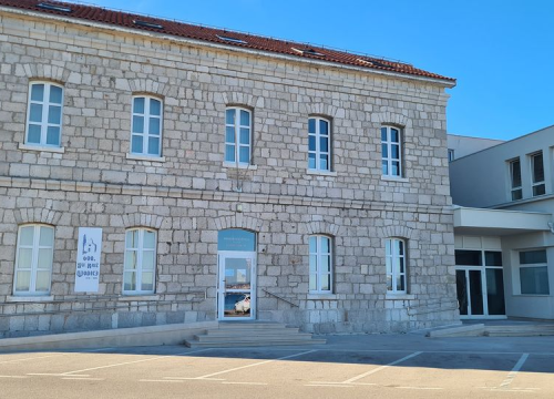 U knjižnici u Vodicama tradicionalna izložba vodičkih likovnjaka