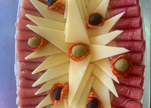 Fotografija 2 - Delikatese Petrović sa šibenske pijace počastit će za Uskrs jednog čitatelja s platom za četiri osobe