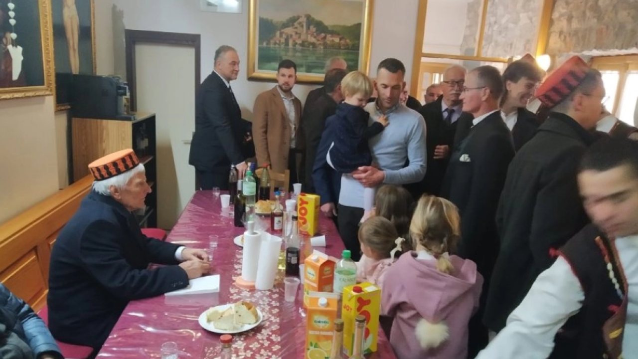Nakon svete mise vjernici kod župnika i časnih u Vodicama zapjevali stare hrvatske kršćanske pjesme