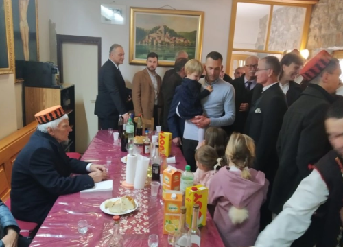 Nakon svete mise vjernici kod župnika i časnih u Vodicama zapjevali stare hrvatske kršćanske pjesme