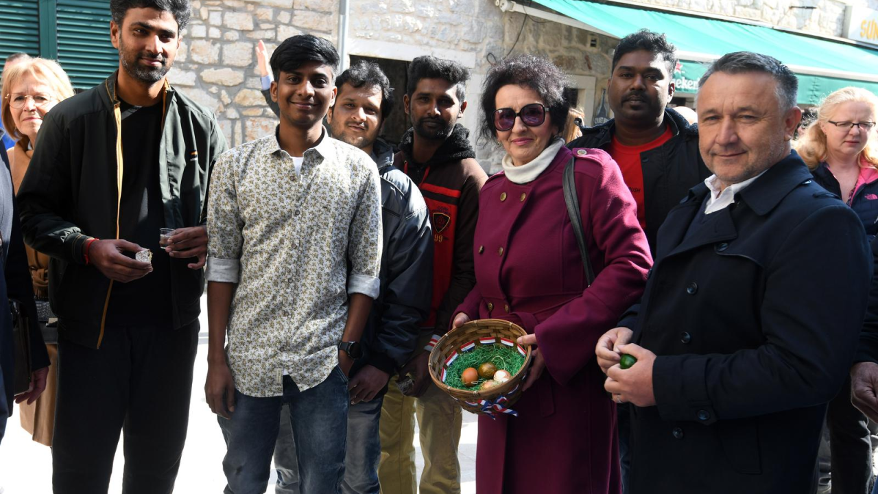 U Vodicama održan turnir u tucanju jaja, najbolja bila Boženka Blatančić