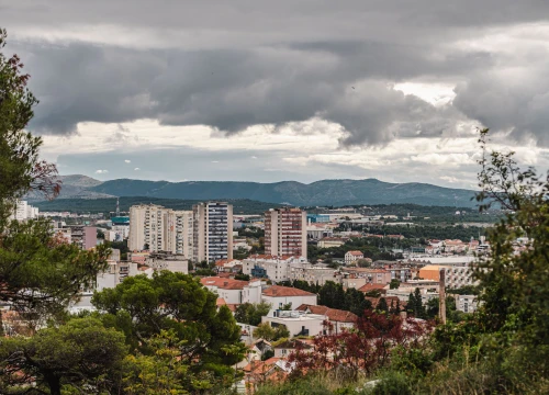 Jugo, oblačno, mogućnost pljuskova s grmljavinom