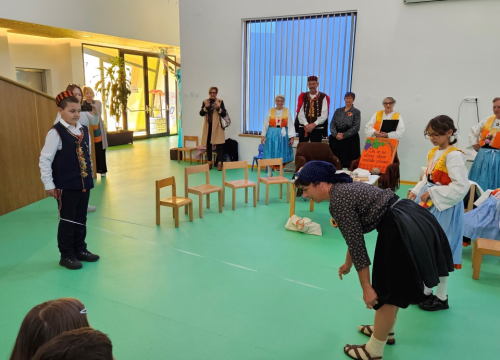 Fotografija 4 - Vodički mališani učili o starim običajima: Igralo se na laštik, ali i ponovila vodiška abeceda