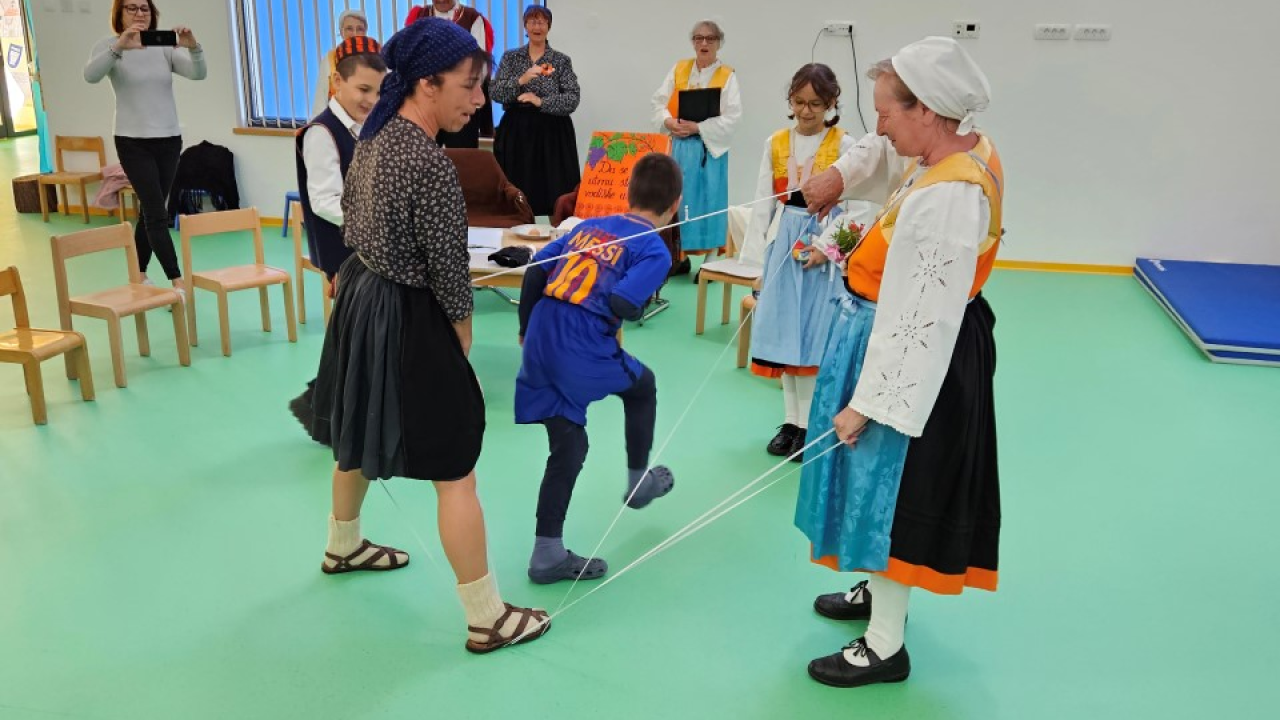 Vodički mališani učili o starim običajima: Igralo se na laštik, ali i ponovila vodiška abeceda