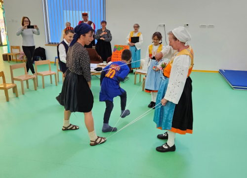 Vodički mališani učili o starim običajima: Igralo se na laštik, ali i ponovila vodiška abeceda