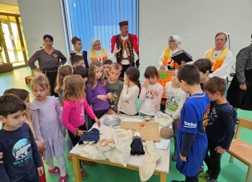 Fotografija 6 - Vodički mališani učili o starim običajima: Igralo se na laštik, ali i ponovila vodiška abeceda