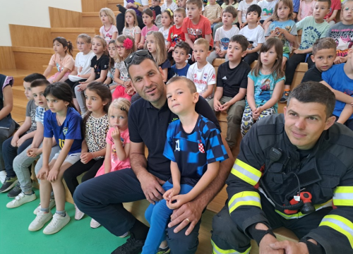 Fotografija 3 - Vatrogasci JVP Vodice posjetili dječji vrtić Tamaris