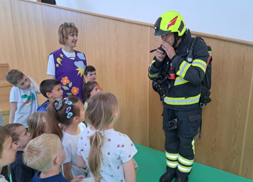 Fotografija 2 - Vatrogasci JVP Vodice posjetili dječji vrtić Tamaris