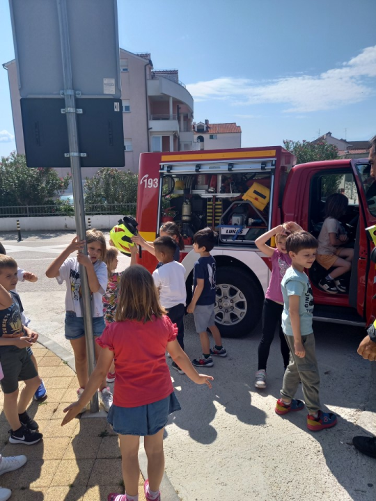 Vatrogasci JVP Vodice posjetili dječji vrtić Tamaris