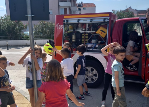 Fotografija 4 - Vatrogasci JVP Vodice posjetili dječji vrtić Tamaris
