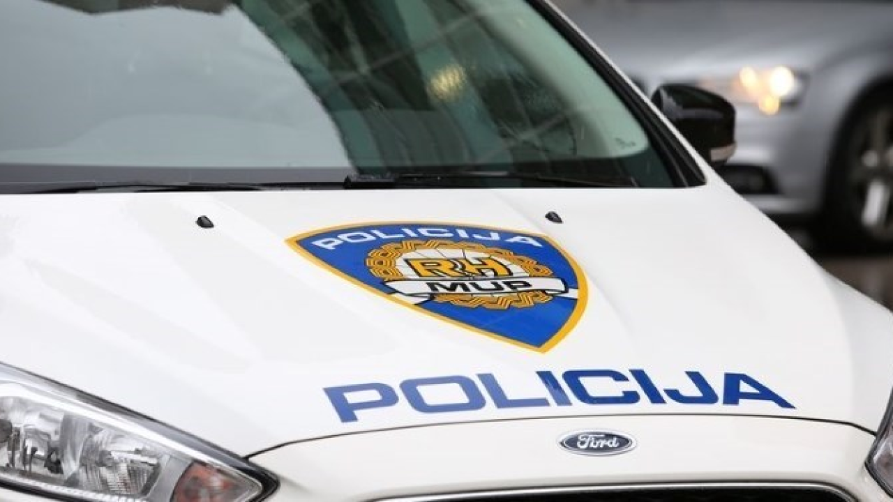 U Tisnom se na mopedima sudarili Nijemac (71) i Čehinja (52). Ona zadobila teže ozlijede, a on kaznenu prijavu