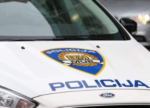 U Tisnom se na mopedima sudarili Nijemac (71) i Čehinja (52). Ona zadobila teže ozlijede, a on kaznenu prijavu