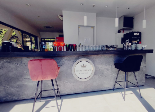 Fotografija 2 - Ne propustite otvorenje caffe bara Royal Terrace na Marunuši u Kninu!
