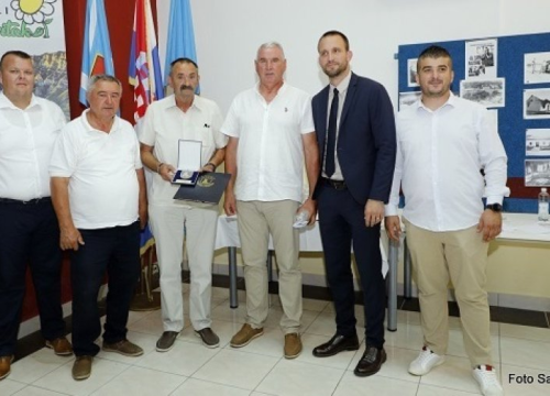 Martinu Čičin Šainu uručen grb Općine Kijevo u znak očuvanja ljudskih života za vrijeme Domovinskog rata