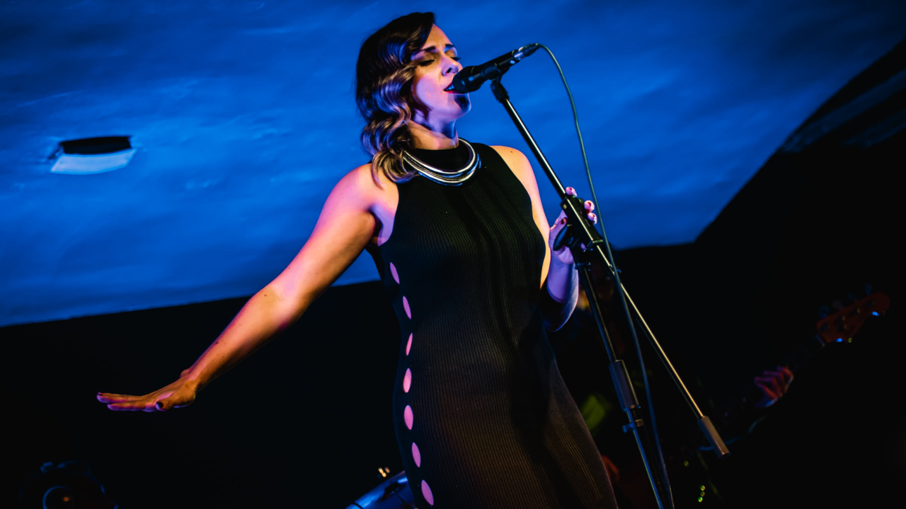 Pop diva Natali Dizdar nastupa u Vodicama