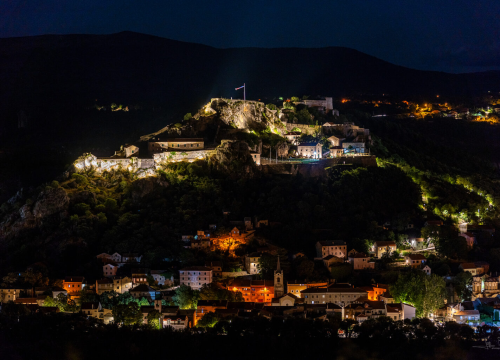 Kninska tvrđava osvijetljena novom dekorativnom rasvjetom