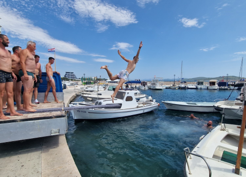 Fotografija 4 - Vječni mladići odlučili vratiti običaj skakanja u more na Vodičku feštu