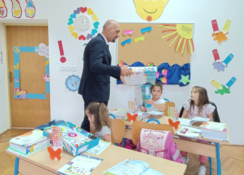 Jelić posjetio škole u Unešiću i Mirloviću: 'Budite marljivi, vrijedni i slušajte učitelje'