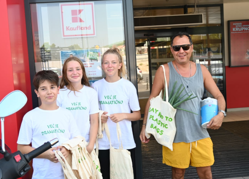 Fotografija 4 - Podjelom platnenih vrećica završen prvi dio kampanje 'Već je dramatično - izbacimo plastično'