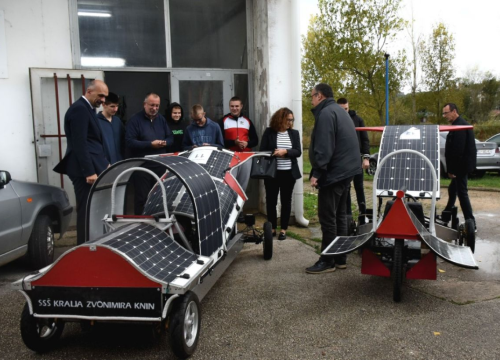 Jelić kod mladih inovatora iz Knina koji su solarnim automobilom osvojili prvo mjesto