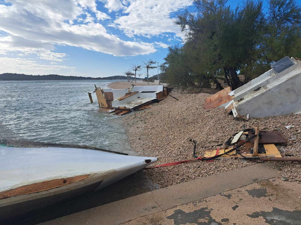 U nevremenu stradao brod u Vodicama