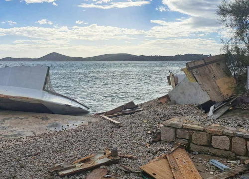 Fotografija 4 - U nevremenu stradao brod u Vodicama