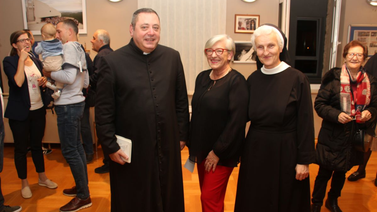 U Vodicama otvorena izložba posvećena don Frani Šimatu