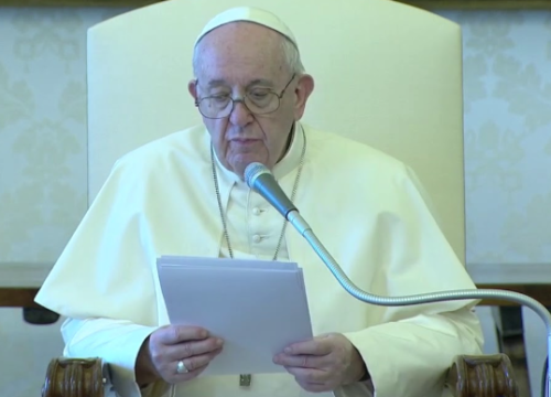 Papa je stabilno i više ne treba mehaničku pomoć za disanje