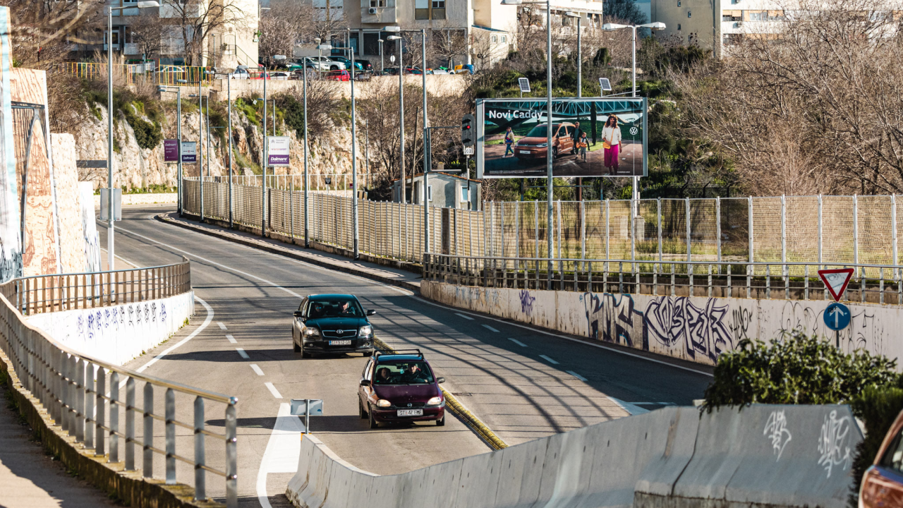 Vozač skutera (73) na 'Tehnološkoj cesti' zbog neprilagođene brzine izgubio nadzor pa pao