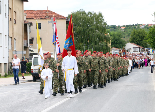 Procesijom vjernika i vojske Kninjani proslavili blagdan sv. Ante