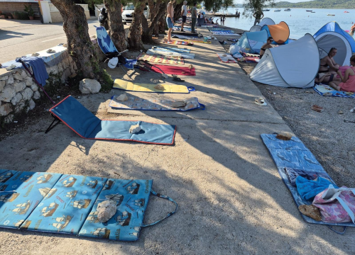 Vodički komunalci pokupili sve ručnike kojima kupači rezerviraju mjesto na plaži
