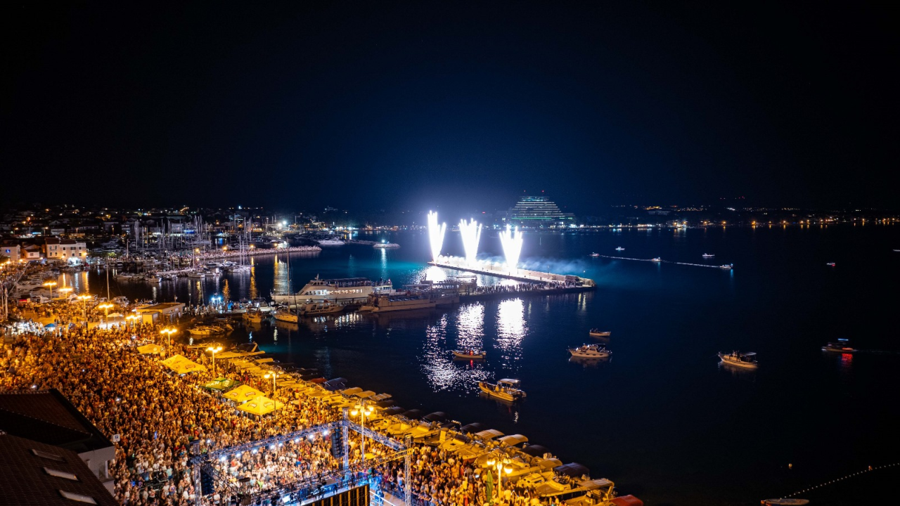 Vodička fešta okupila rekordan broj ljudi: Iće i piće, Mile Perkov, Fenixi, Spectrum i legendarni Petar Grašo