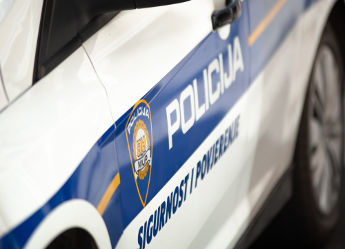 Muškarac (31) nakon svađe na Brodarici udario mladića nogom u glavu, a drugom muškarcu prijetio smrću