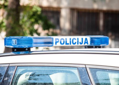 Policajac u osobnom automobilu zabio se u policijski auto, tri osobe završile u bolnici